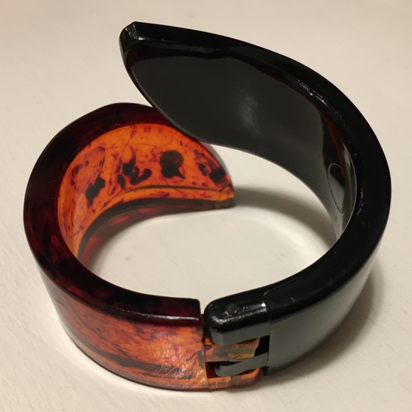 Vintage amber lucite hinged bracelet - Picture 2 of 4